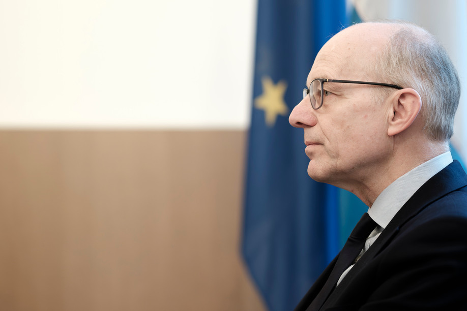 When it comes to digitalisation and the economy, the government is proceeding with caution. Although a transformation process has been set in motion, the impact and tangible results are still barely noticeable. On the economic front, Luc Frieden argues that a recovery is underway, characterised by growth that is admittedly weak but nonetheless present. However, the momentum remains fragile. (Photo: Jan Hanrion / PAPERJAM)