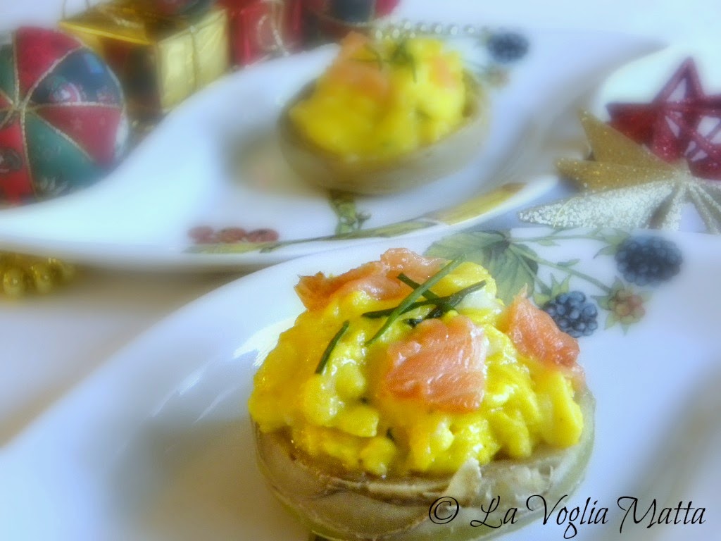 fondi di carciofo con salmone ed uova strapazzate fondi di carciofo con salmone ed uova strapazzate
