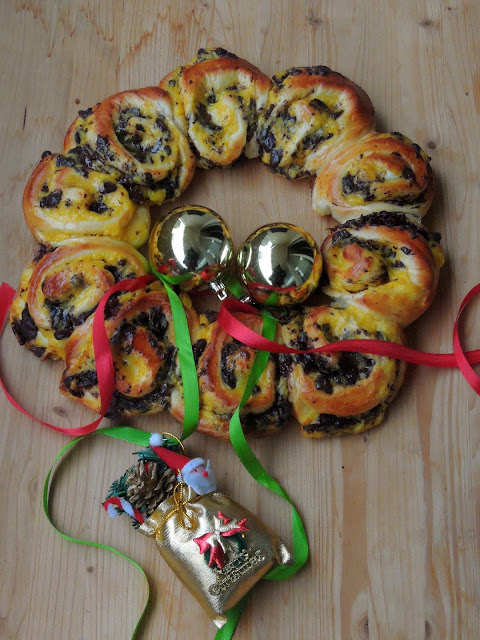 Vanilla Custard & Chocolate Chunks Brioche Wreath