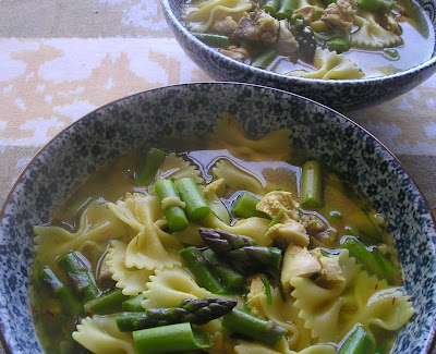 Pasta with Chicken and Asparagus in Saffron-Chive Broth Pasta with Chicken and Asparagus in Saffron-Chive Broth