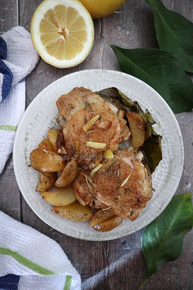 Sovracosce di pollo in padella con patate novelle e limone Sovracosce di pollo in padella con patate novelle e limone