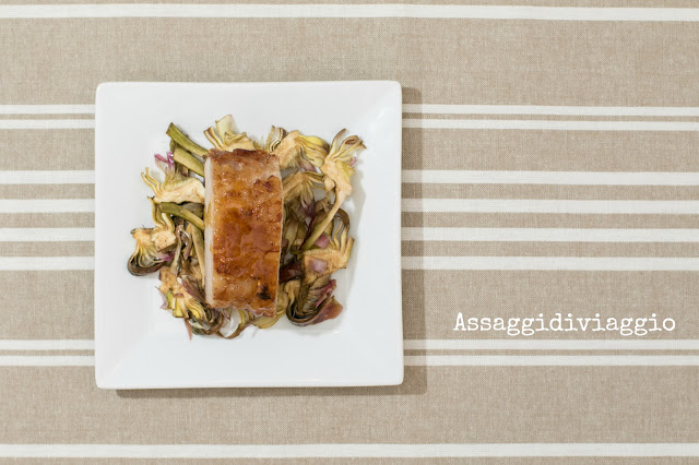 Arrosto di Cinta Senese cotto a bassa temperatura glassato all'arancia su letto di carciofi Arrosto di Cinta Senese cotto a bassa temperatura glassato all'arancia su letto di carciofi