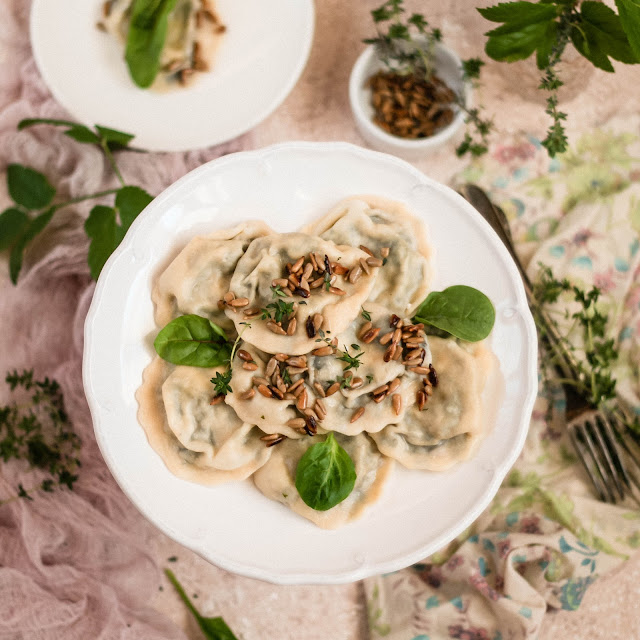 Ravioli z pokrzywą z masłem szałwiowym i słonecznikiem