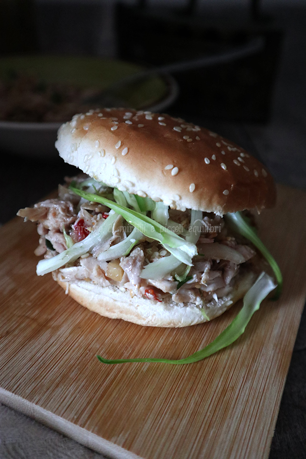 Panino con insalata di pollo piccante e puntarelle