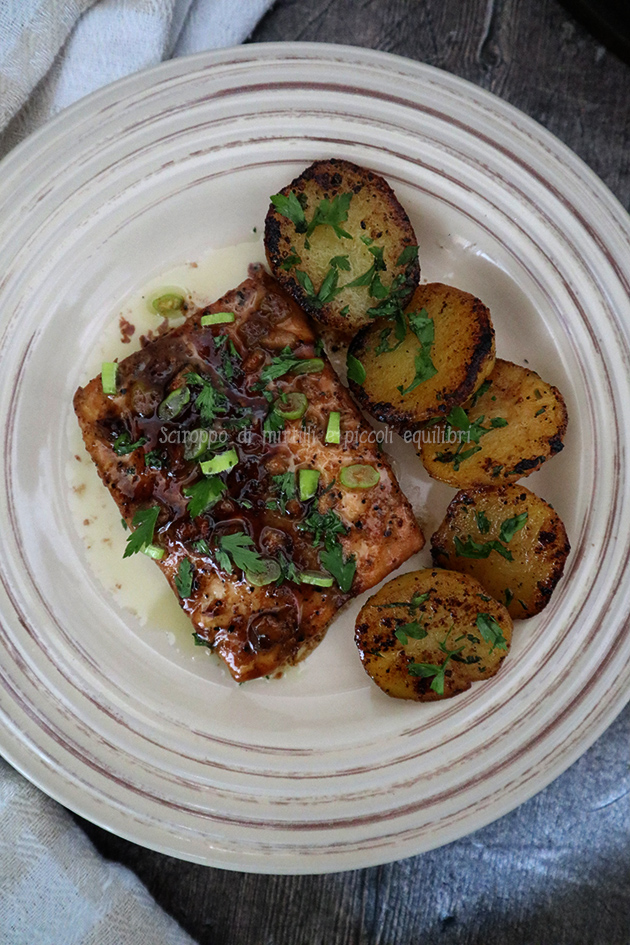 Salmone al miele, lime e salsa di soia con patate rosolate in padella al burro e lime