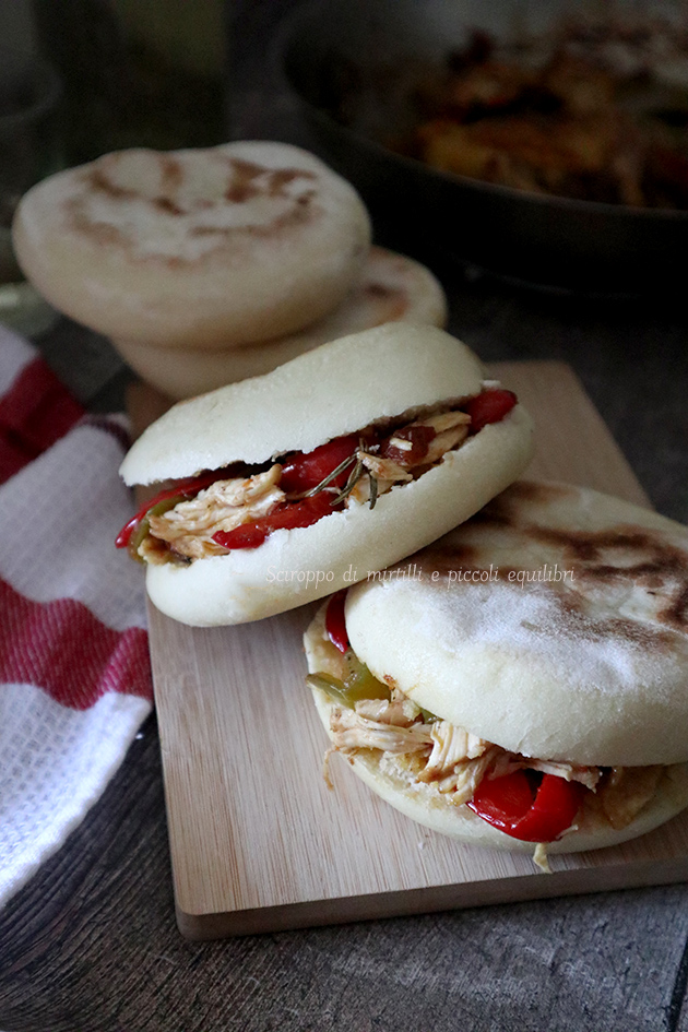 Panini cotti in padella con pollo e peperoni