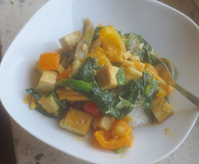 Rotes Thai-Curry mit Gemüse und Tofu Rotes Thai-Curry mit Gemüse und Tofu