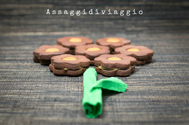 Fiori di biscotti di frolla al cacao con caramello al burro salato Fiori di biscotti di frolla al cacao con caramello al burro salato