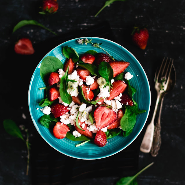 Sałatka z truskawek, szpinaku i sera
