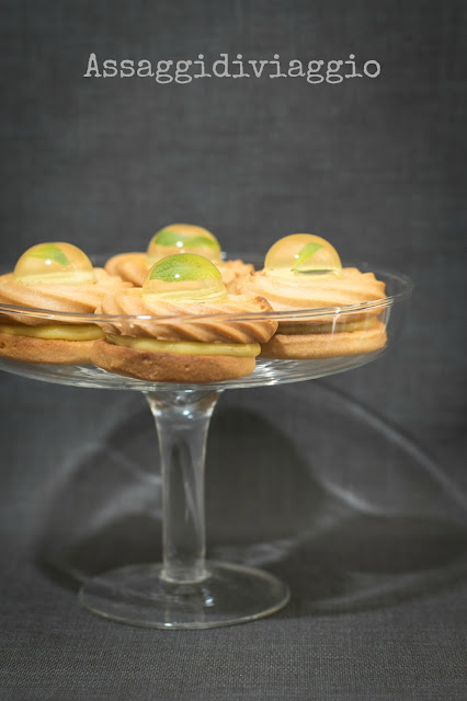 Biscotti "Acqua e Menta" con frolla montata all'olio, lemon curd e raindrop alla menta Biscotti "Acqua e Menta" con frolla montata all'olio, lemon curd e raindrop alla menta