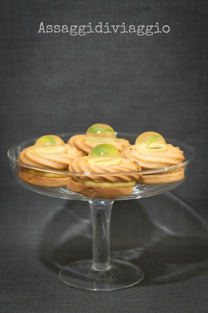 Biscotti "Acqua e Menta" con frolla montata all'olio, lemon curd e raindrop alla menta Biscotti "Acqua e Menta" con frolla montata all'olio, lemon curd e raindrop alla menta