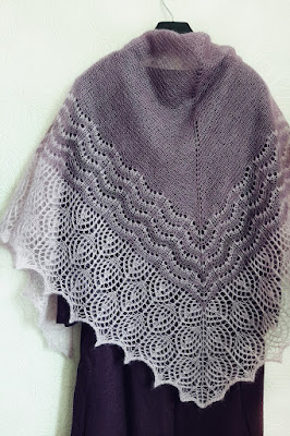 Вязаная шаль для осени с мастер-классом по вязанию спицами по простым схемам Вязаная шаль для осени с мастер классом по вязания спицами