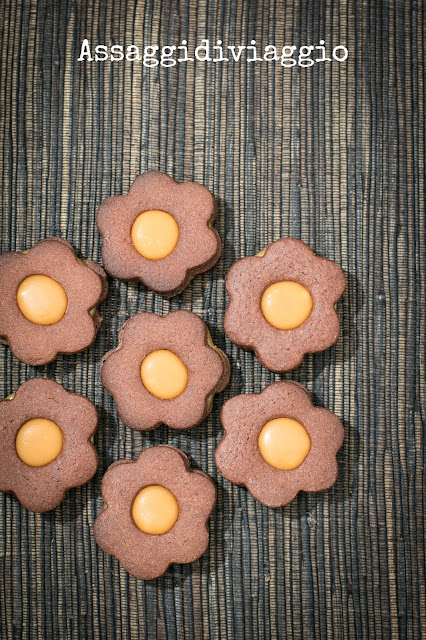 Fiori di biscotti di frolla al cacao con caramello al burro salato Fiori di biscotti di frolla al cacao con caramello al burro salato