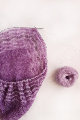 Вязание шали из кид-мохера с шелком из двух цветов Вязание шали из кид-мохера с шелком