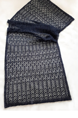 Ажурный вязаный палантин спицами из кид-мохера с пайетками Ажурный вязаный палантин спицами из кид-мохера с пайетками