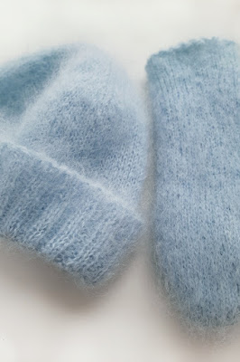 Зимний женский комплект из шапки и варежек для зимней стужы Зимний женский комплект из шапки и варежек