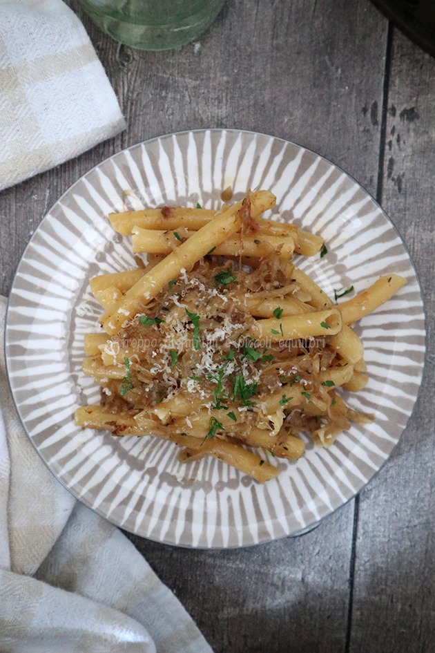 Ziti alla genovese senza carne “finta genovese” Ziti alla genovese senza carne “finta genovese”