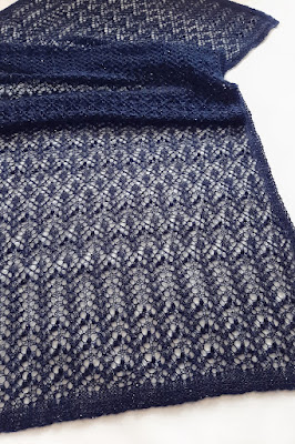 Ажурный вязаный палантин из кид-мохера с пайетками и люрексом Ажурный вязаный палантин из кид-мохера с пайетками