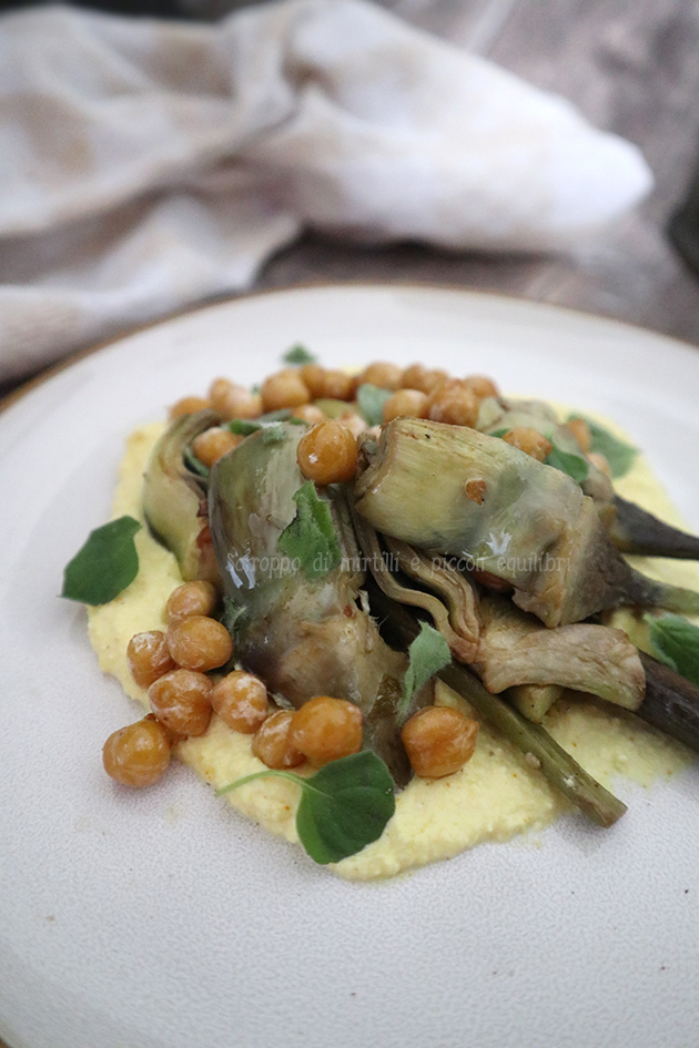 Carciofi scottati e ceci croccanti su crema di ricotta e zafferano Carciofi scottati e ceci croccanti su crema di ricotta e zafferano