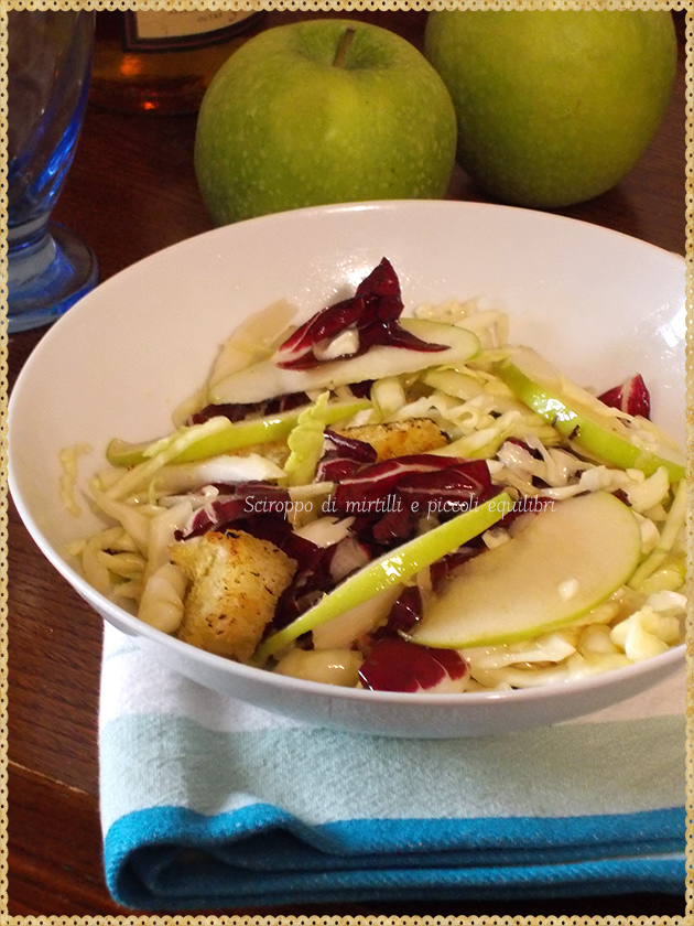 Insalata di cavolo cappuccio, radicchio, mela Granny Smith e pane croccante Insalata di cavolo cappuccio, radicchio, mela Granny Smith e pane croccante