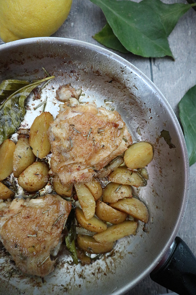 Sovracosce di pollo in padella con patate novelle e limone Sovracosce di pollo in padella con patate novelle e limone
