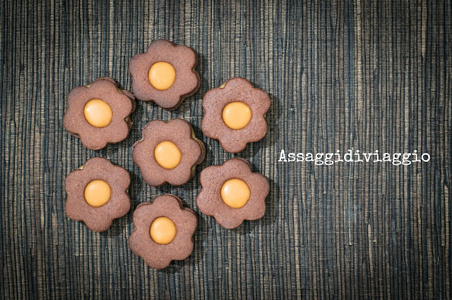Fiori di biscotti di frolla al cacao con caramello al burro salato Fiori di biscotti di frolla al cacao con caramello al burro salato