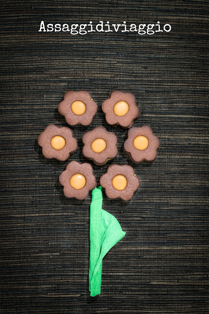 Fiori di biscotti di frolla al cacao con caramello al burro salato Fiori di biscotti di frolla al cacao con caramello al burro salato