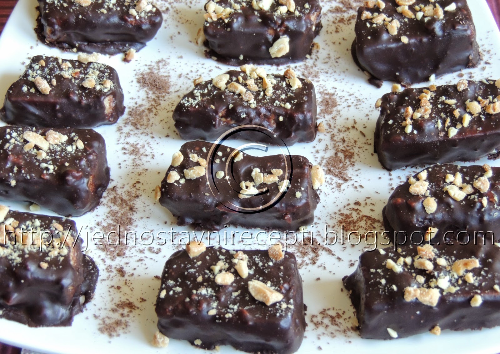 Cokoladni kolac sa medom i kikirikijem Snikers kolac