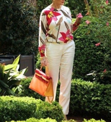 Bolsas um acessório indispensável para a mulher Bolsas um item que não pode faltar pra toda mulher, não importa a idade, a bolsa é um elemento que completa o look. A bolsa é um acessório versátil, muito prático e com muita funcionalidade. Seja para ir ao trabalho, ir ao shopping, cinema, a bolsa dá um toque de elegância.