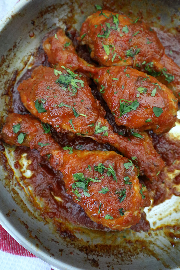 Cosce di pollo con salsa pipérade piccante Cosce di pollo con salsa pipérade piccante