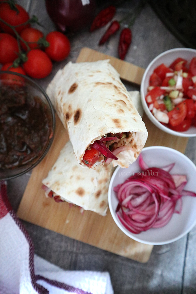 Burritos con pollo, salsa tatemada, pico de gallo e cipolle rosse sott'aceto