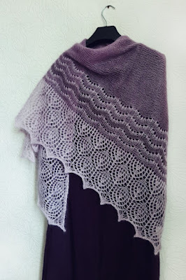 Треугольная мохеровая шаль с мастер классом по вязанию спицами Треугольная теплая шаль с мастер классом по вязанию спицами