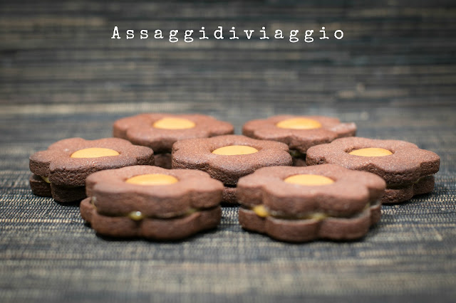Fiori di biscotti di frolla al cacao con caramello al burro salato Fiori di biscotti di frolla al cacao con caramello al burro salato
