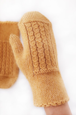 Красивая женская варежка из пуха альпака и шерсти