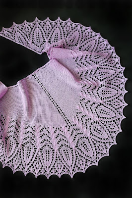 Серповидная шаль спицами, мастер-класс вязания по схемам Серповидная шаль спицами