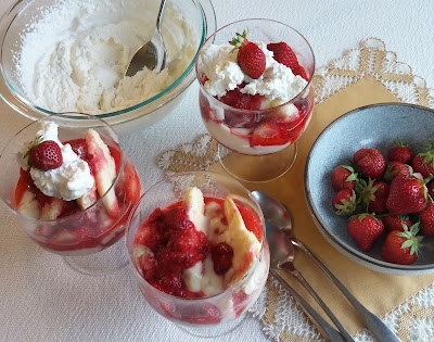 Strawberry Trifle with Sponge Cake Fingers Strawberry Trifle with Sponge Cake Fingers