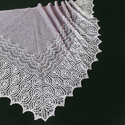 Вязаная шаль Киприда из 2 цветов пряжи с описанием Вязаная шаль Киприда из 2 цветов пряжи с описанием