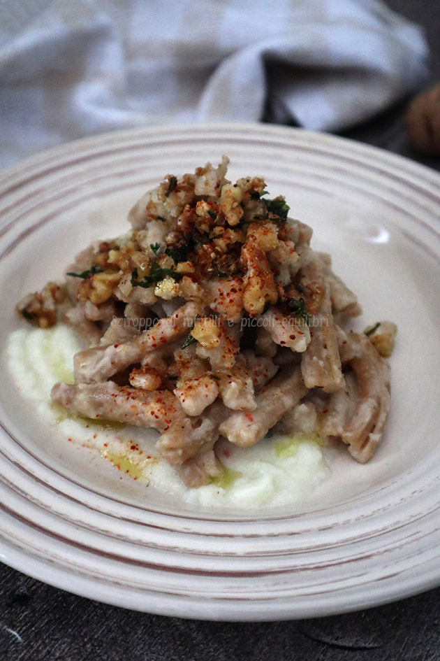 Casarecce integrali con purea di cavolfiore e granella di cavolfiore e noci Casarecce integrali con purea di cavolfiore e granella di cavolfiore e noci