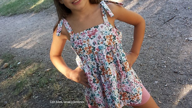 Con hilos, lanas y botones: conjunto blusón de tirantes (Intemporels pour enfants) y short calipso (Mamacosesola) Con hilos, lanas y botones: conjunto blusón de tirantes (Intemporels pour enfants) y short calipso (Mamacosesola)