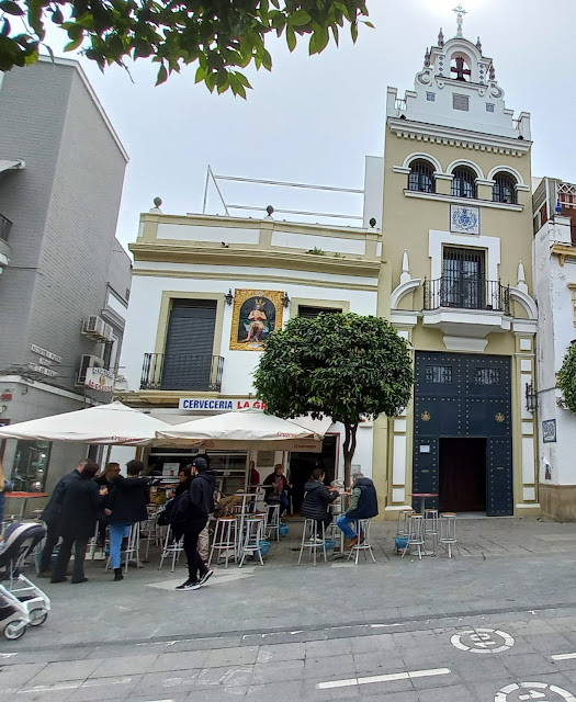 Iglesia donde el cristo del paso se encontraba ausente, posiblemente estuviera tomándose una caña en el bar de al lado Iglesia donde el cristo del paso se encontraba ausente, posiblemente estuviera tomándose una caña en el bar de al lado
