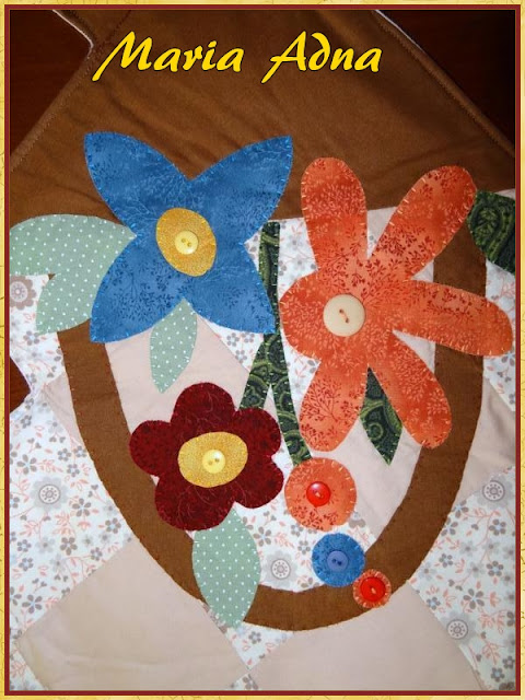 Caminho de mesa em patchwork e apliquê As Flores Caminho de mesa em patchwork e apliquê, Patchwork, Appllique, Patchwork e applilque, Applique-patchwork, Patchwork and applique table runner, patchwork talbe runner, applique table runner