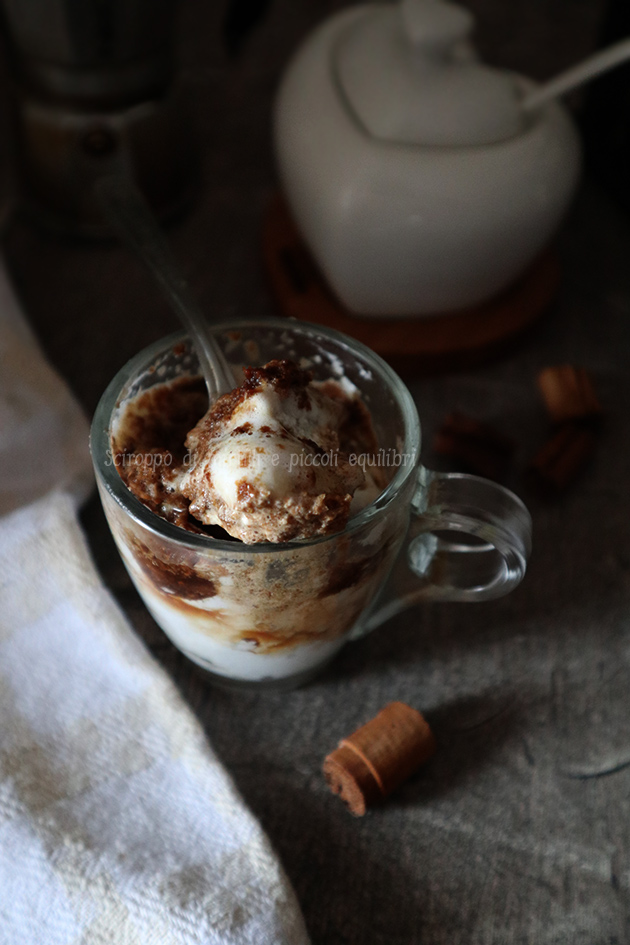 Tazzine di crema di ricotta e panna con caffè caldo e cannella Tazzine di crema di ricotta e panna con caffè caldo e cannella