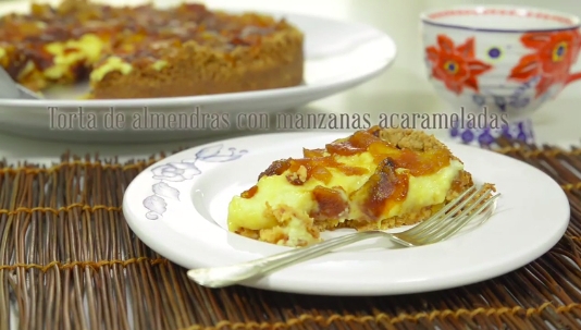 Bizcocho de almendras con manzanas caramelizadas Bizcocho de almendras con manzanas caramelizadas