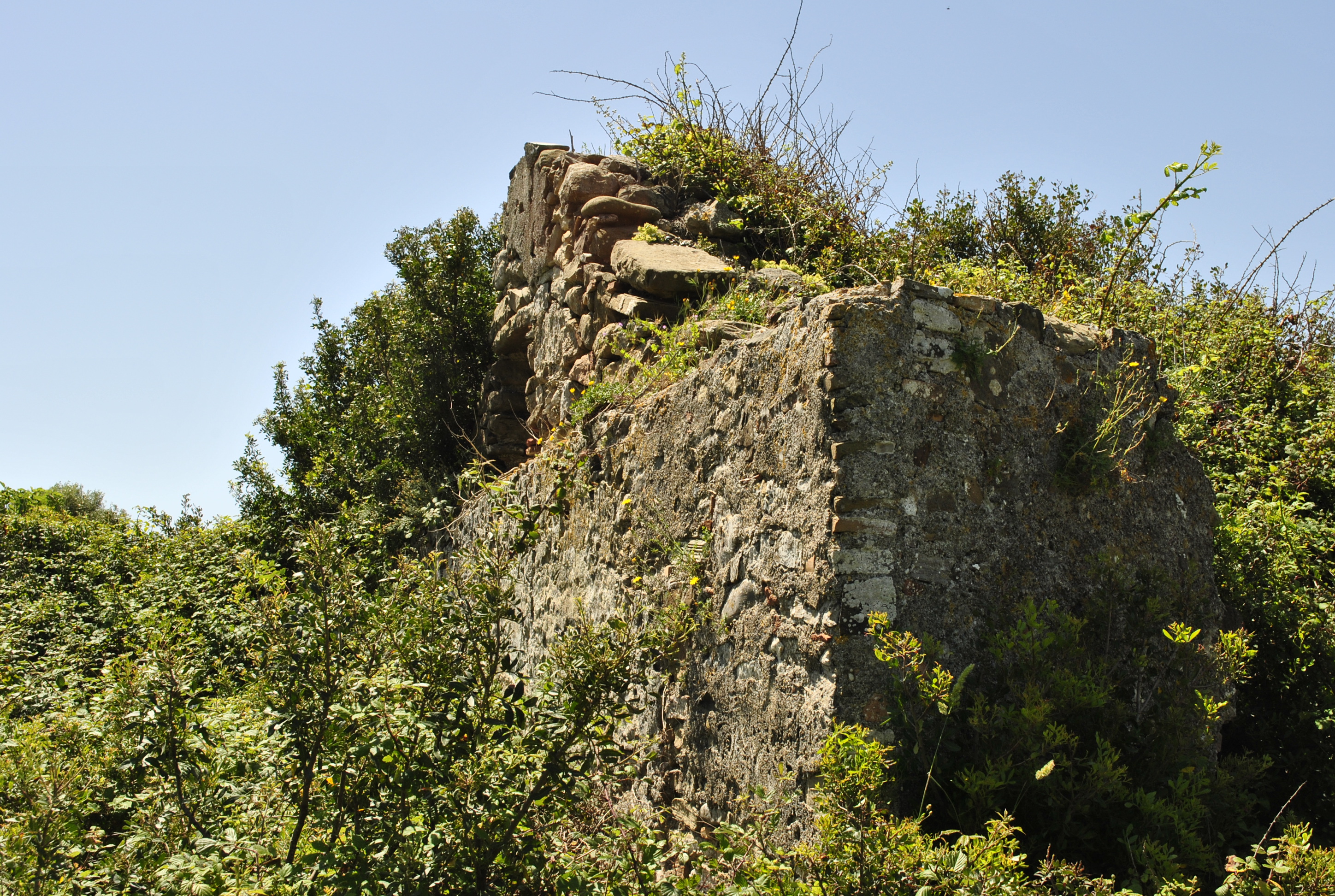 ¿Barracón de oficiales o capilla?