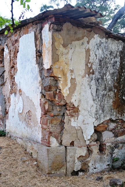 Esquina con piedra labrada