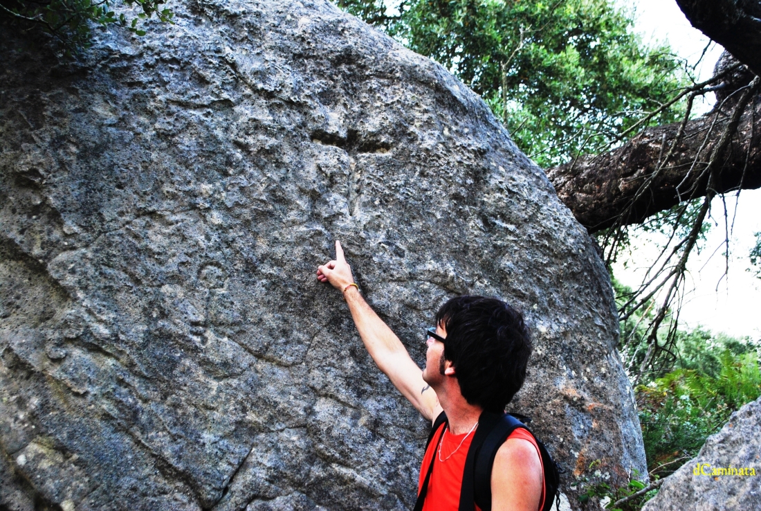 20. Señalando la cruz.