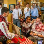 Zu Beginn einer bulgarischen Hochzeit wird der Bräutigam öffentlich rasiert / © Foto: Georg Berg