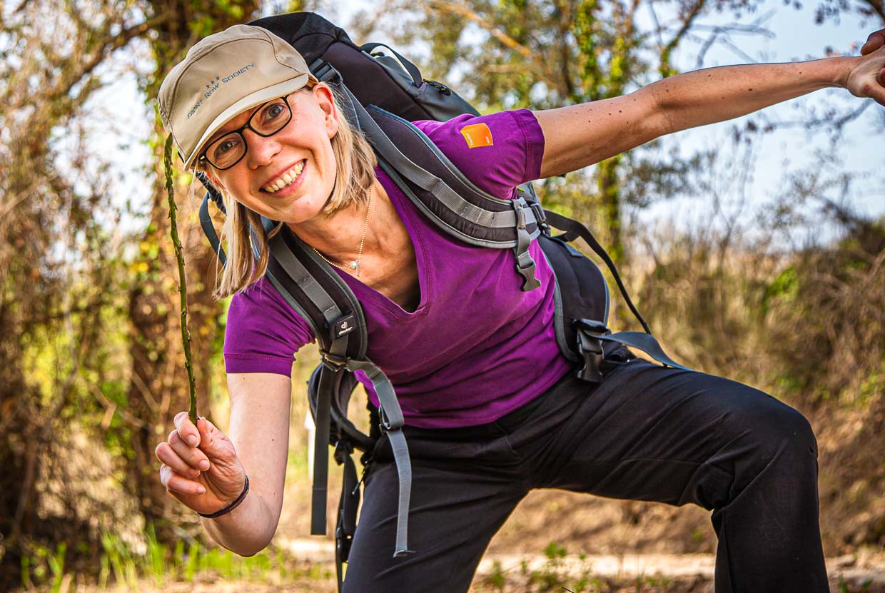 Endlich ein Treffer für Food-Redakteurin Angela Berg! Das Prachtstück einer wilden Spargelstange / © Foto: Georg Berg