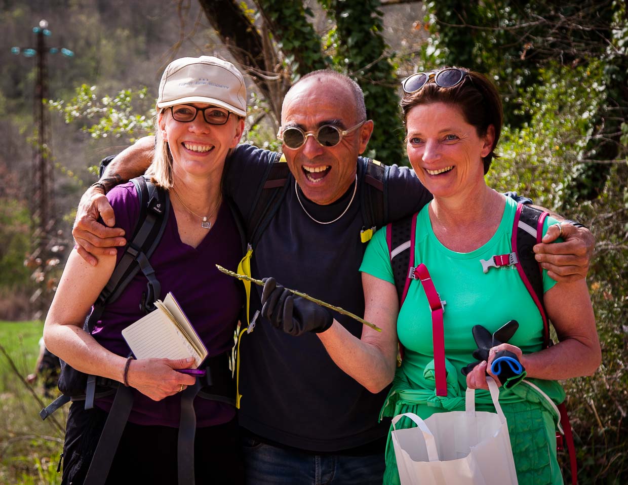 Der Held des Tages. Ohne Giulio, hier mit Christina Mairhofer (r.) und Angela Berg (l.) wäre unsere Sammeltüte leer geblieben / © Foto: Georg Berg