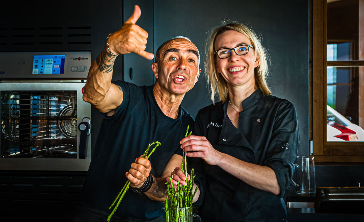 Wer rastet der rostet: Einmal Hände waschen, Schürze um und los geht der Spargel-Workshop.Die Zubereitung des wilden Spargels kann beginnen / © Foto: Georg Berg
